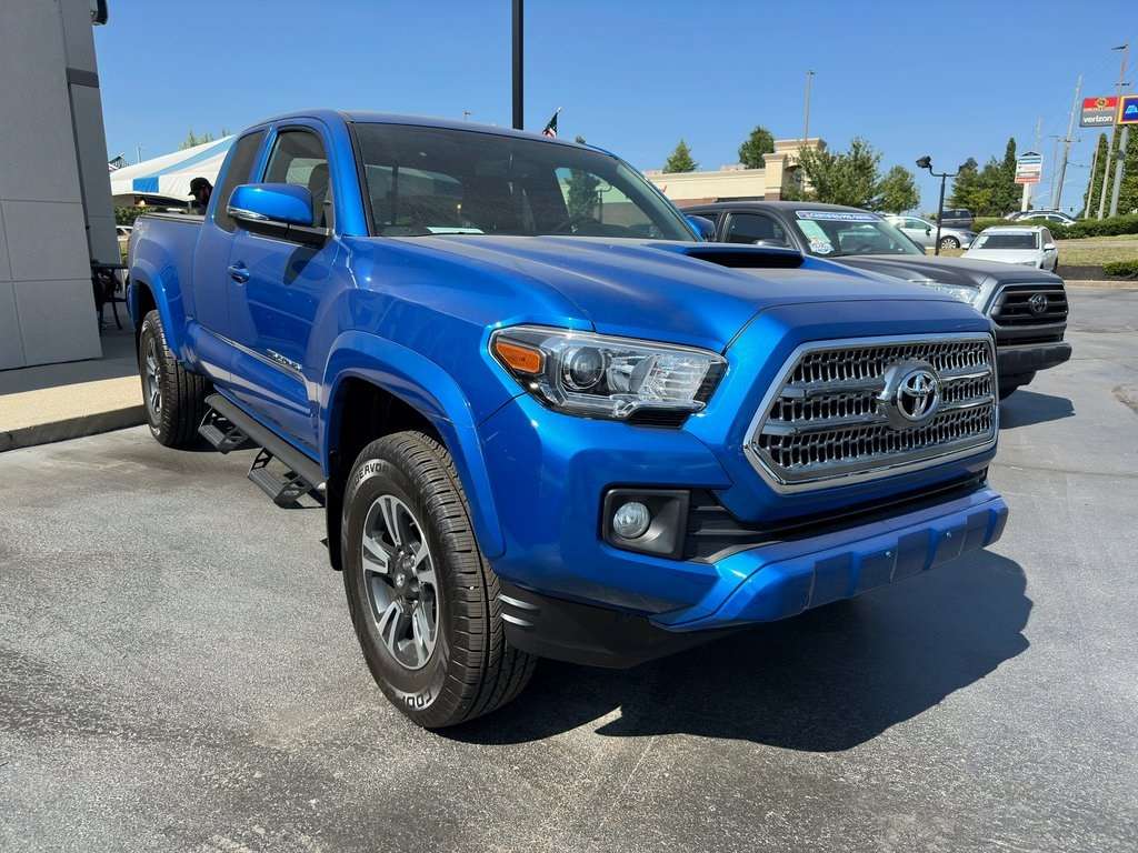 Used 2016 Toyota Tacoma TRD Sport with VIN 5TFSZ5AN3GX029239 for sale in Lexington, KY